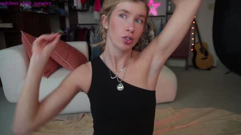 Snapshot of lucy_gooosey chatting on 01.12.25 Lucy. online show from 01.12.25