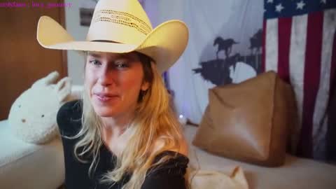 Snapshot of lucy_gooosey chatting on 02.08.25 Lucy. online show from 02.08.25