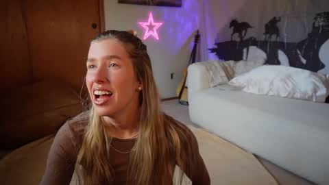 Snapshot of lucy_gooosey chatting on 03.10.25 Lucy. online show from 03.10.25