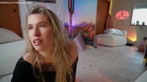 Snapshot of lucy_gooosey chatting on 10.08.25 Lucy. online show from 10.08.25