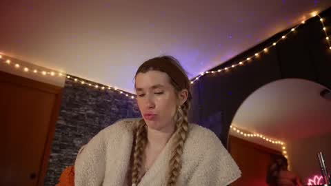 Snapshot of lucy_gooosey chatting on 11.01.25 Lucy. online show from 11.01.25