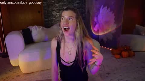 Snapshot of lucy_gooosey chatting on 11.08.25 Lucy. online show from 11.08.25