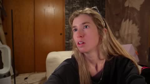 Snapshot of lucy_gooosey chatting on 12.05.25 Lucy. online show from 12.05.25