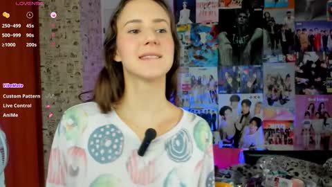 Snapshot of lucyrose33 chatting on 09.12.25 Lucy Rose online show from 09.12.25