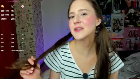 Snapshot of lucyrose33 chatting on 10.02.25 Lucy Rose online show from 10.02.25