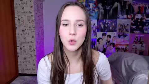 Snapshot of lucyrose33 chatting on 11.19.25 Lucy Rose online show from 11.19.25