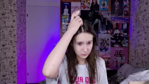 Snapshot of lucyrose33 chatting on 11.24.25 Lucy Rose online show from 11.24.25