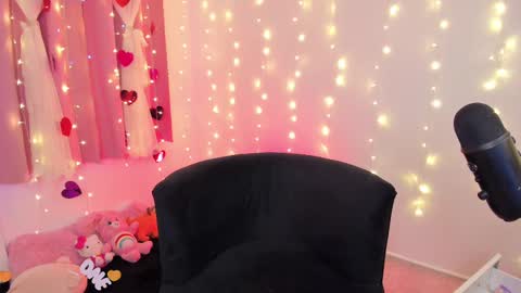 Snapshot of lucyy_peach chatting on 02.22.25 LUCYY FROM HOME  online show from 02.22.25