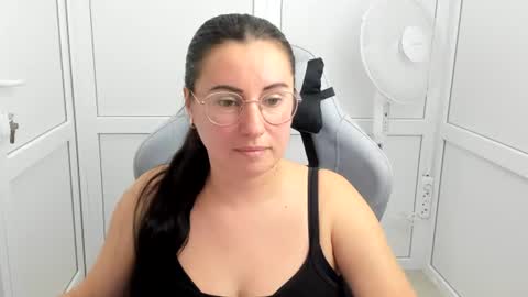 Snapshot of lucyycharm chatting on 06.18.26 Lucy online show from 06.18.26