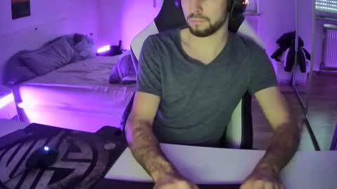 Snapshot of lukasschoetz chatting on 12.22.24 lukasschoetz online show from 12.22.24