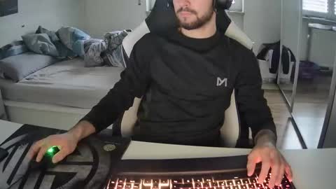 Snapshot of lukasschoetz chatting on 12.28.24 lukasschoetz online show from 12.28.24