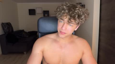 Snapshot of lukedesirable chatting on 05.25.26 lukedesirable online show from 05.25.26