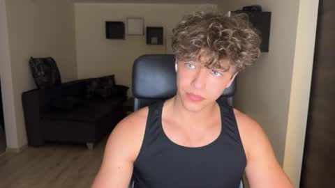 Snapshot of lukedesirable chatting on 05.26.26 lukedesirable online show from 05.26.26