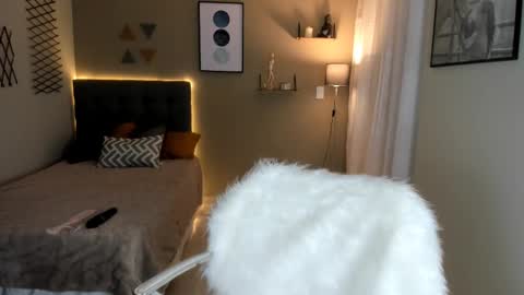 Snapshot of lulu_lopez chatting on 03.04.25 Lau online show from 03.04.25