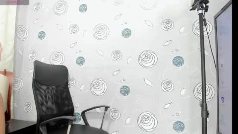 Luna Eva online show from 10.24.25