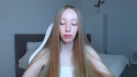 Snapshot of luna_insanity chatting on 10.21.25 Luna online show from 10.21.25