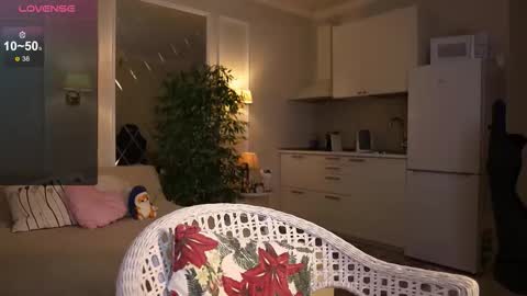 Snapshot of lunaice__ chatting on 12.04.25 Luna online show from 12.04.25