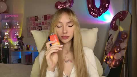 Snapshot of lunainnk chatting on 11.24.25 Luna online show from 11.24.25