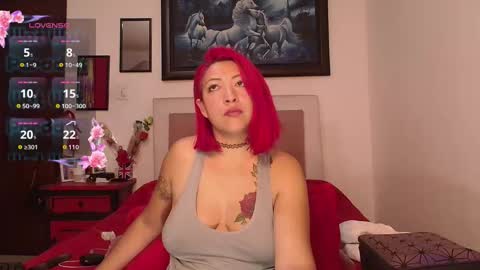 Snapshot of lunalatinacoo chatting on 10.19.25 LUNA online show from 10.19.25