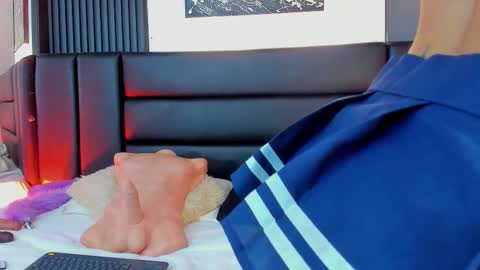 Snapshot of lunalenox chatting on 11.28.25 Luna Lenox online show from 11.28.25