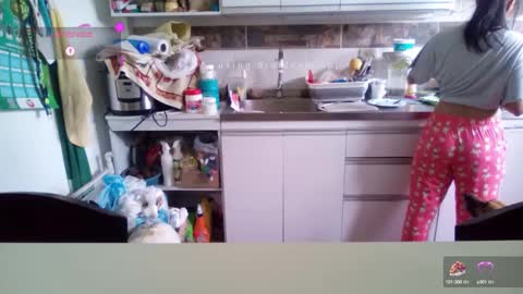 Snapshot of lunamoon_17 chatting on 02.21.25 LUNA online show from 02.21.25