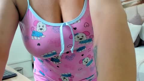 Snapshot of lunanievess chatting on 04.11.26 Luna Nieves online show from 04.11.26