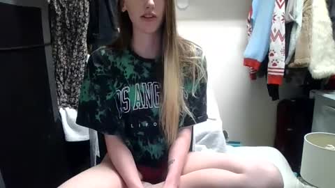 Snapshot of lunapixie2020 chatting on 03.10.25 lunapixie2020 online show from 03.10.25