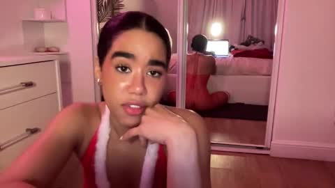 Snapshot of lunaravixen chatting on 12.17.25 Luna online show from 12.17.25