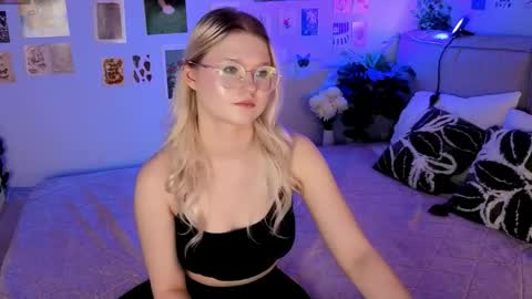 lunariafox online show from 04.18.26