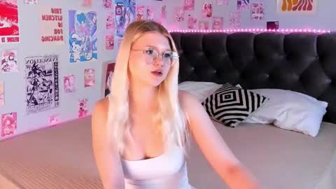 Snapshot of lunariafox chatting on 05.24.26 lunariafox online show from 05.24.26