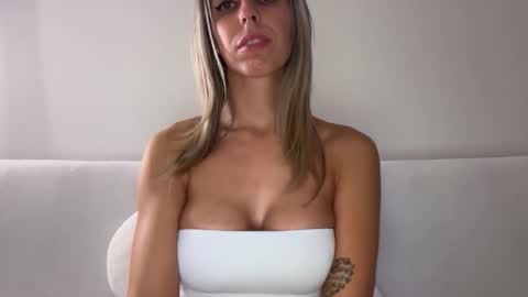 lunarose16 online show from 10.17.25