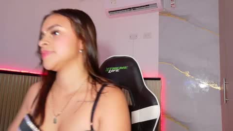 Snapshot of lunataylorr chatting on 10.10.25 lunataylorr online show from 10.10.25