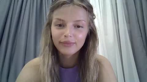Snapshot of lunav7 chatting on 09.10.25 Luna  online show from 09.10.25