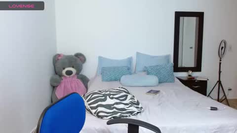 lunayois02 online show from 01.24.25