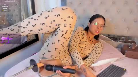lunna__tylor online show from 10.25.25
