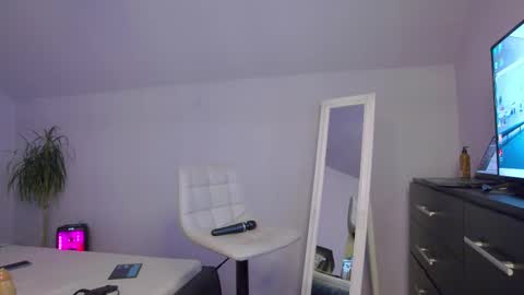 Deea And Chris online show from 10.28.25