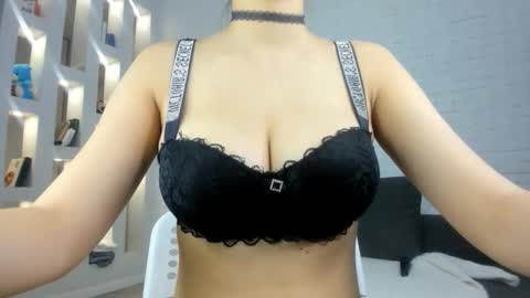 Snapshot of luv_yuna chatting on 10.29.25 Yuna online show from 10.29.25