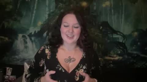 Snapshot of luvvvmia chatting on 10.17.25 luvvvmia online show from 10.17.25