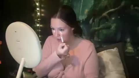 Snapshot of luvvvmia chatting on 10.19.25 luvvvmia online show from 10.19.25