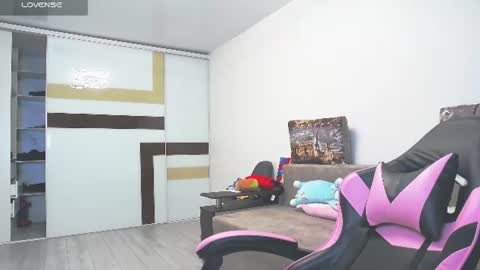Snapshot of luxuryalma18 chatting on 06.19.26 Alma online show from 06.19.26