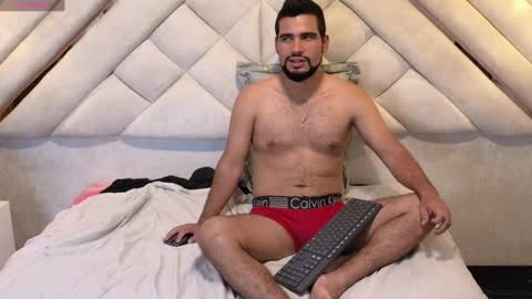 Snapshot of luxurycoupl chatting on 02.04.25 Lesly And Arnold online show from 02.04.25