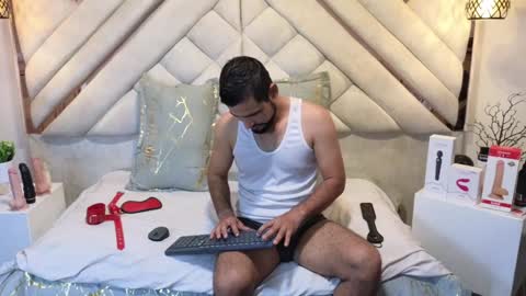 Snapshot of luxurycoupl chatting on 02.05.25 Lesly And Arnold online show from 02.05.25