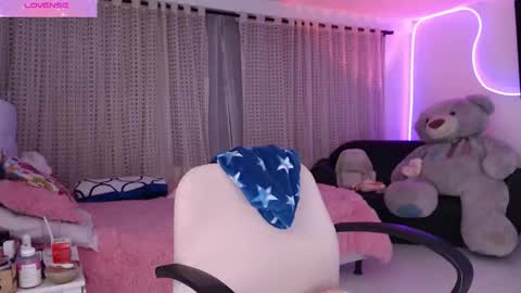 Snapshot of lyann_ chatting on 10.22.25 Lyann online show from 10.22.25