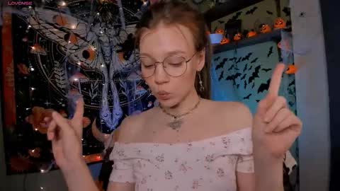 Snapshot of lyra_thenymph chatting on 10.26.25 Lyra online show from 10.26.25