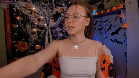 Snapshot of lyra_thenymph chatting on 10.28.25 Lyra online show from 10.28.25