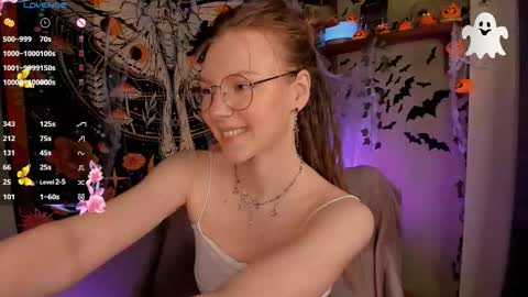 Snapshot of lyra_thenymph chatting on 11.04.25 Lyra online show from 11.04.25