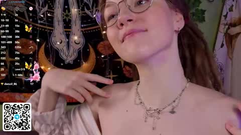 Snapshot of lyra_thenymph chatting on 11.25.25 Lyra online show from 11.25.25