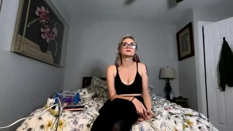 Snapshot of lyragreene chatting on 11.08.25 Lyra Greene online show from 11.08.25