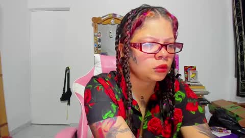 Snapshot of madam_sativa chatting on 03.05.25 di online show from 03.05.25