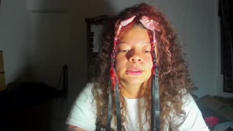 Snapshot of madam_sativa chatting on 03.08.25 di online show from 03.08.25